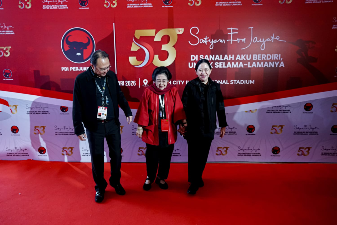 Ketua Bidang Politik PDI Perjuangan Puan Maharani (kanan) hadiri perayaan HUT ke-53 PDI Perjuangan di Beach City Internasional Stadium, Ancol, Jakarta Utara, Minggu (11/1/2026).