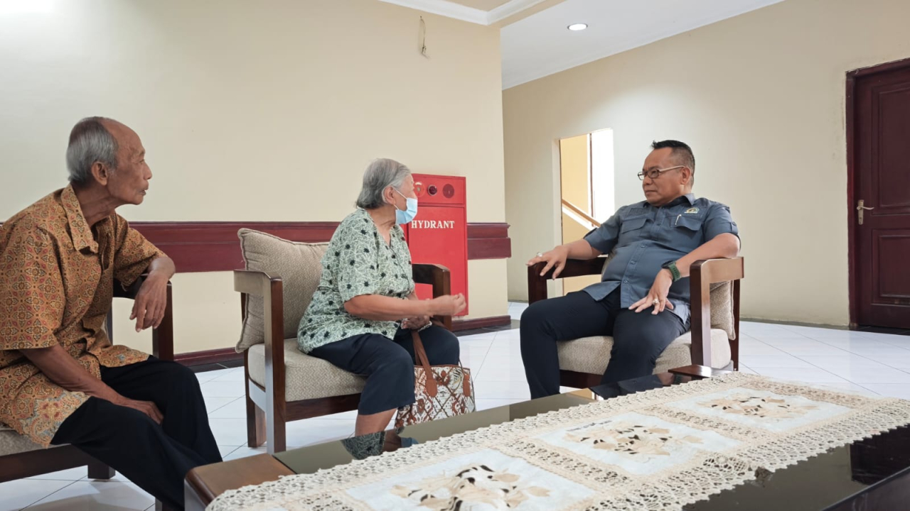 Maria Lucia Setyowati saat melaporkan masalahnya kepada Ketua Komisi A DPRD Kota Surabaya di Gedung DPRD Surabaya