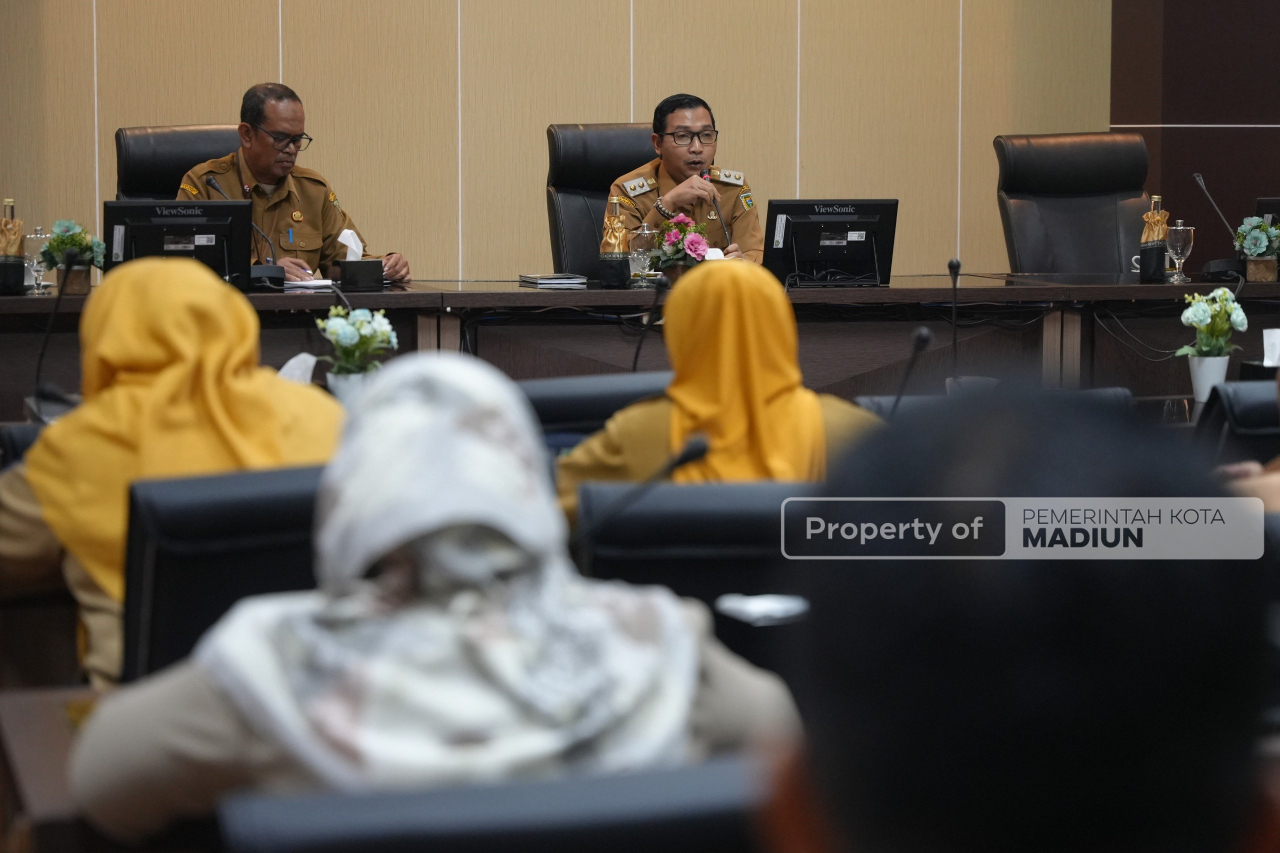 Wakil Wali Kota Madiun, F. Bagus Panuntun saat memimpin rapat Dinas di Ruang 13 Balai Kota Madiun, Senin (19/1/2026). (Foto Madiunkota.go.id) 