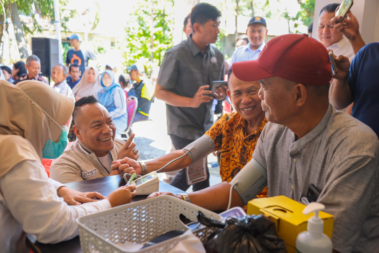 Para lansia tampak antusias mengikuti cek kesehatan gratis yang diadakan Partai Gerindra Surabaya jelang peringatan HUT Partai Gerindra ke-18