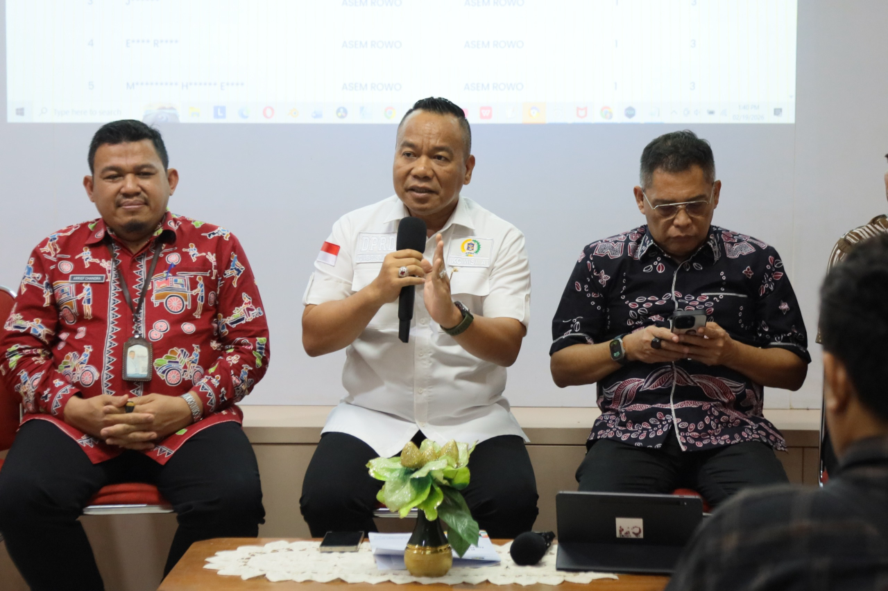 Ketua Komisi A DPRD Kota Surabaya Yona Bagus Widyatmoko bersama Pemkot Surabaya saat jumpa pers terkait data survei DTSEN yang tidak ditemukan