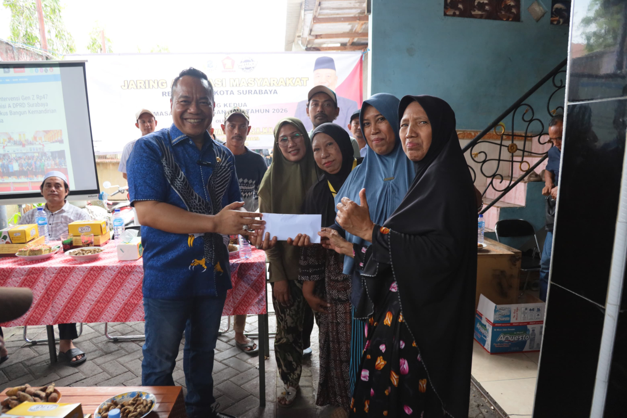 Ketua Komisi A DPRD Kota Surabaya Yona Bagus Widyatmoko saat menyerahkan bantuan kepada warga