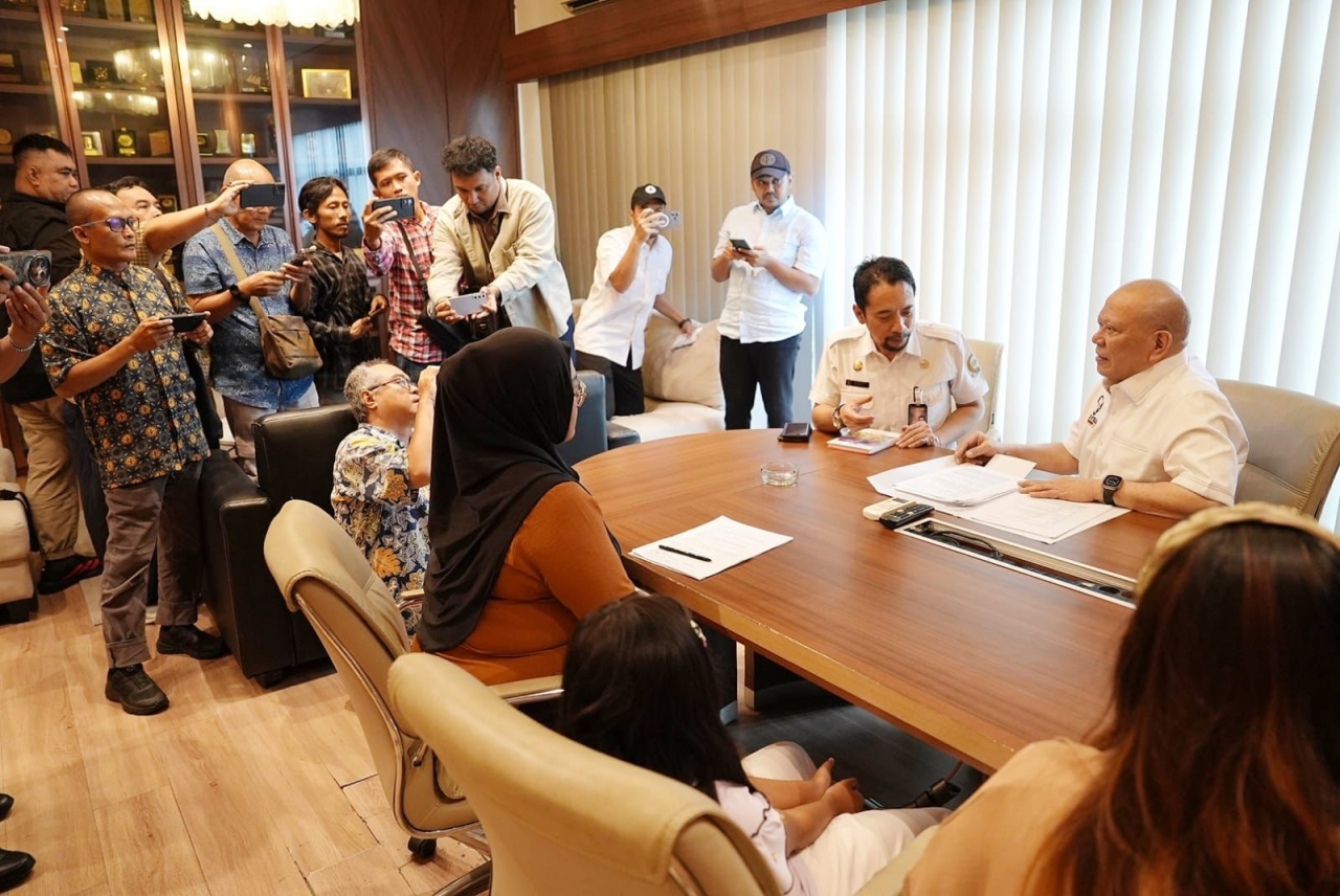 LaNyalla Mahmud Mattalitti menerima pengaduan Isa Kristina, korban dugaan penipuan dan peralihan sertifikat rumah oleh KSU Unggul Makmur Malang, di Surabaya, Senin (23/2/2026).