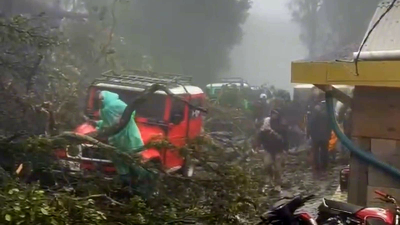 Kondisi jalan arah Penanjakan Gunung Bromo tertutup longsor.