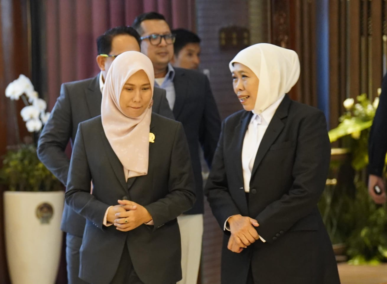 Wakil Ketua DPRD Jatim Sri Wahyuni bersama Gubernur Khofifah Indar Parawansa. (Foto Humas DPRD Jatim)