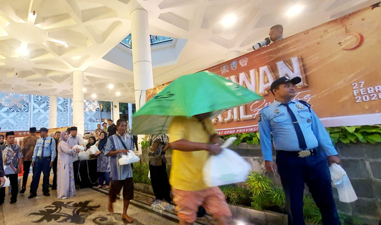 Warga Surabaya serbu takjil yang disediakan Sekretariat DPRD Jatim, Jumat (27/2/2026).  