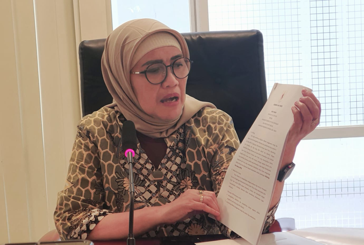 Indah Wahyuni, Kepala BKD Jatim saat menunjukkan Surat Edaran Gubernur Khofifah terkait WFH ASN, Jumat (27/3/2026).
