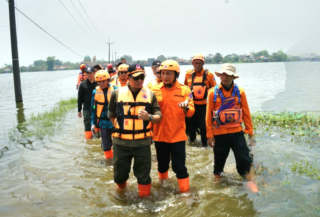 Kepala BNPB, Suharyanto, didampingi jajaran pemerintah daerah saat meninjau lokasi banjir di Desa Kedungringin, Kecamatan Beji, Kabupaten Pasuruan, Jumat (27/3/2026). (Foto BPBD Jatim)