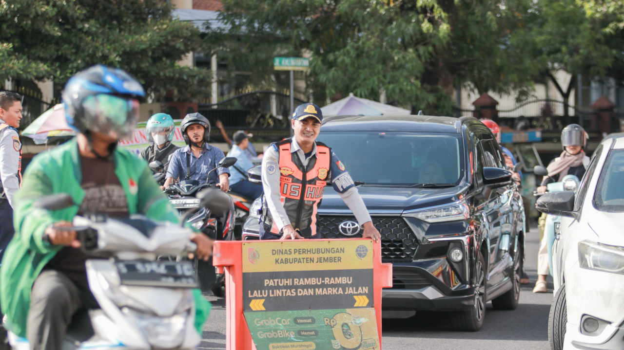 Dinas Perhubungan (Dishub) Kabupaten Jember menerapkan rekayasa lalu lintas berupa Sistem Satu Arah (SSA) di kawasan sekitar kampus.