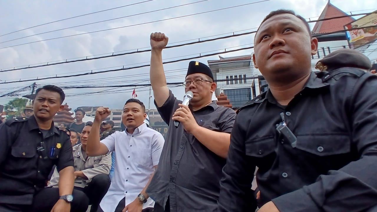 Anggota Fraksi PDI Perjuangan DPRD Jatim, Yordan M. Batara-Goa saat menemui para demonstran di depan Gedung DPRD Jatim.