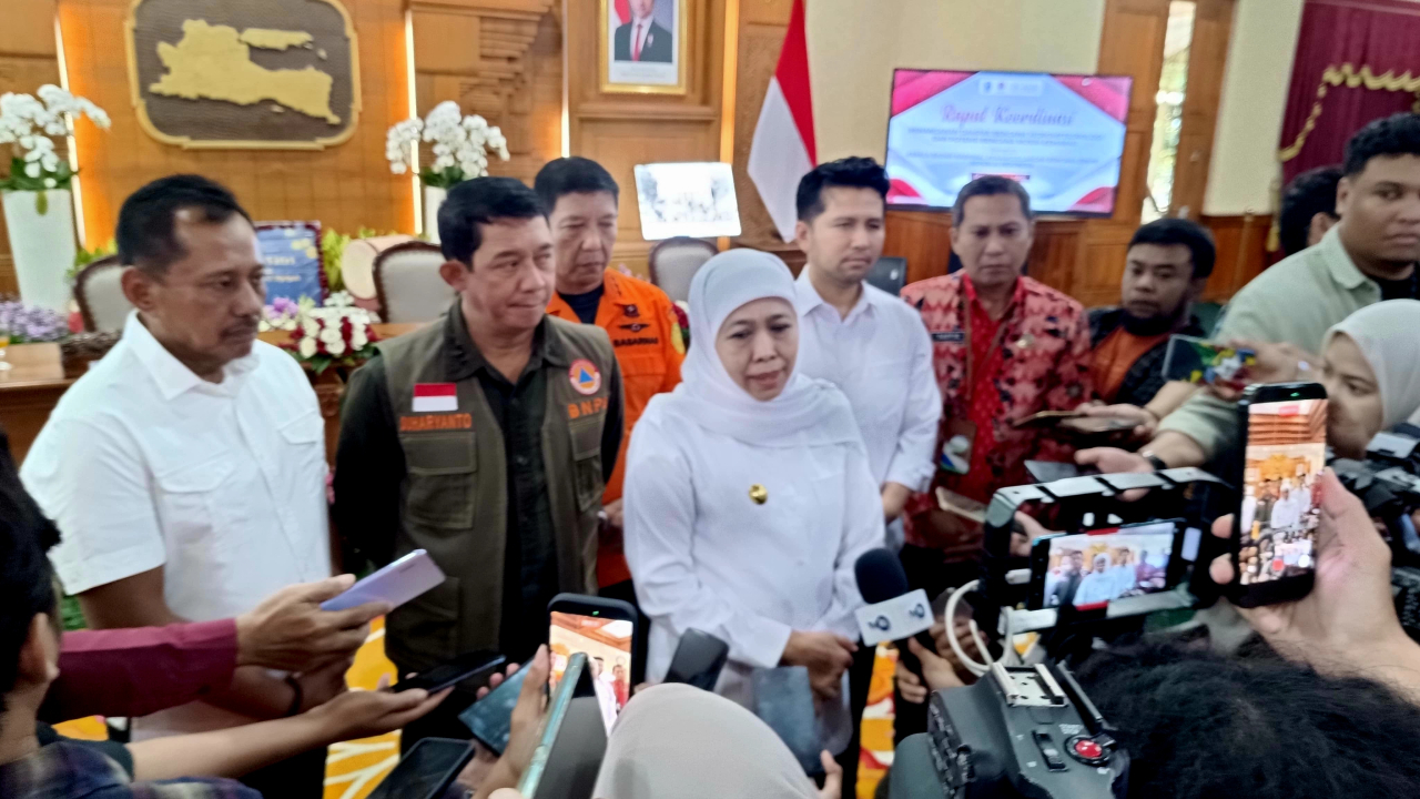 Gubernur Jawa Timur, Khofifah Indar Parawansa, menyampaikan keterangan usai rapat koordinasi bersama BNPB, BMKG, dan Basarnas di Gedung Negara Grahadi, Surabaya, Jumat (27/3/2026).