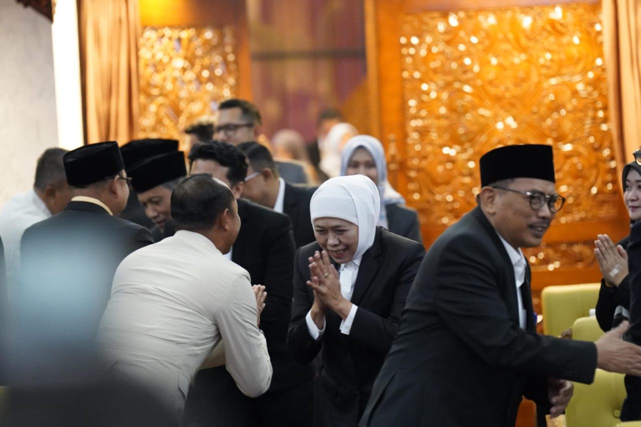 Gubernur Khofifah sebelum memaparkan capaian kinerja Pemprov Jatim sepanjang 2025 dalam rapat paripurna DPRD Jatim dengan agenda Nota LKPJ Tahun Anggaran 2025, Senin (30/3/2026). (Foto Humas DPRD Jatim)