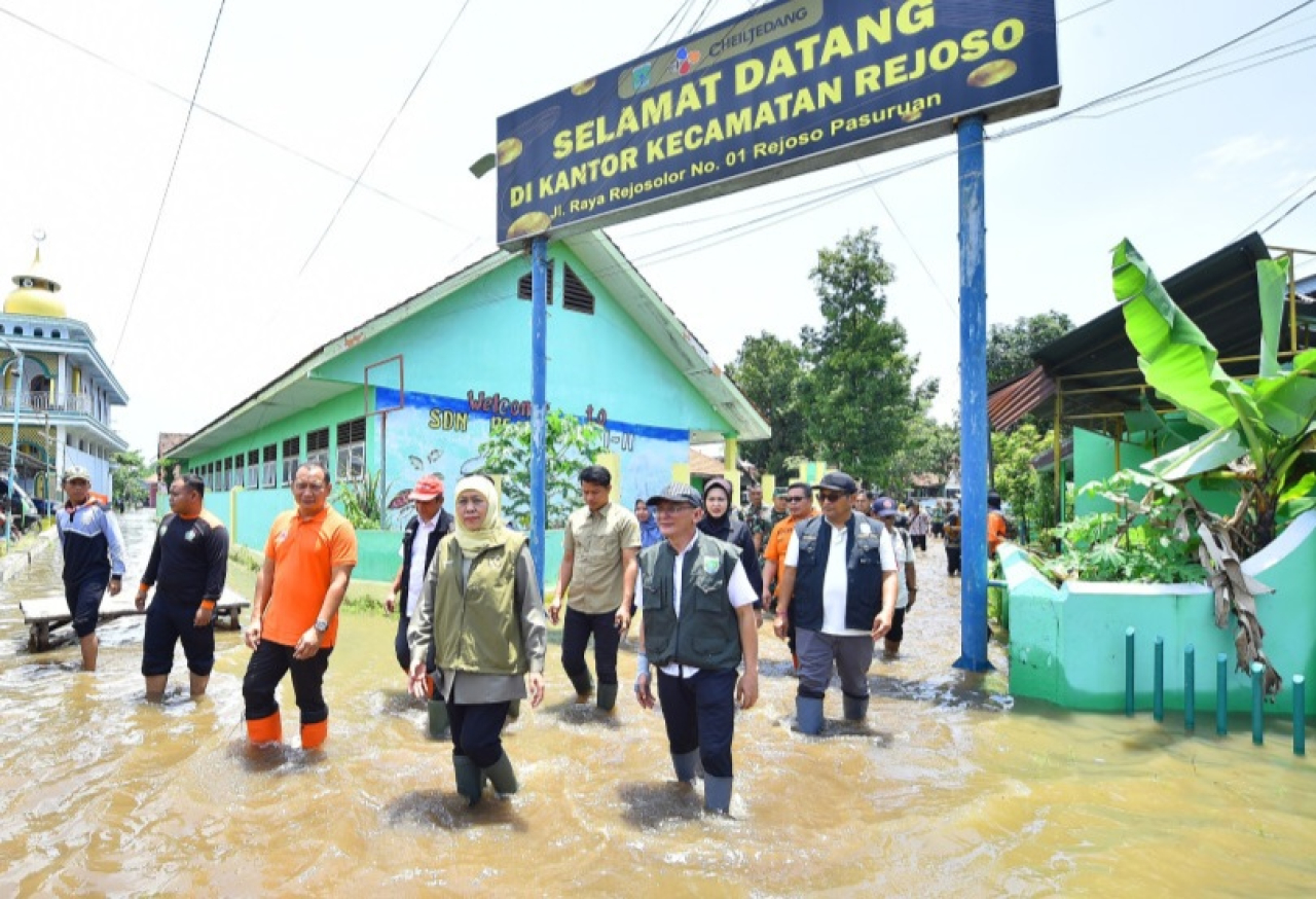 Gubernur Jawa Timur, Khofifah Indar Parawansa turun langsung ke lokasi terdampak banjir Pasuruan, Kamis (26/3/2026).
