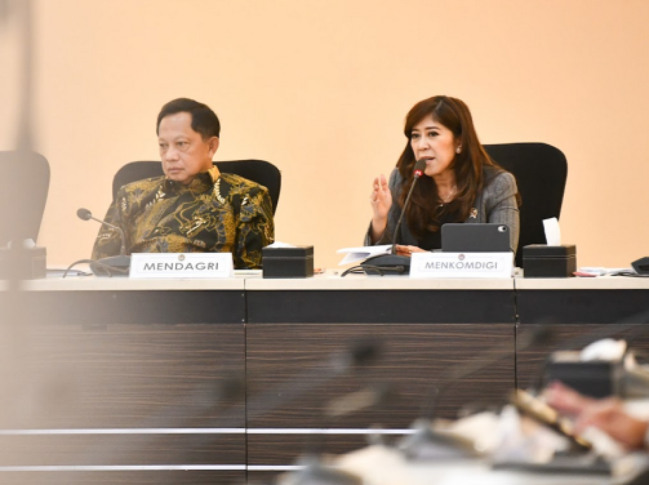 Menkomdigi Meutya Hafid menyampaikan paparan dalam Rapat Tingkat Menteri Sinkronisasi Koordinasi dan Pengendalian Pencegahan dan Penanganan Masalah Kesehatan Jiwa pada Anak dan Remaja, Jakarta Pusat, Kamis (05/03/2026). (Foto Komdigi)