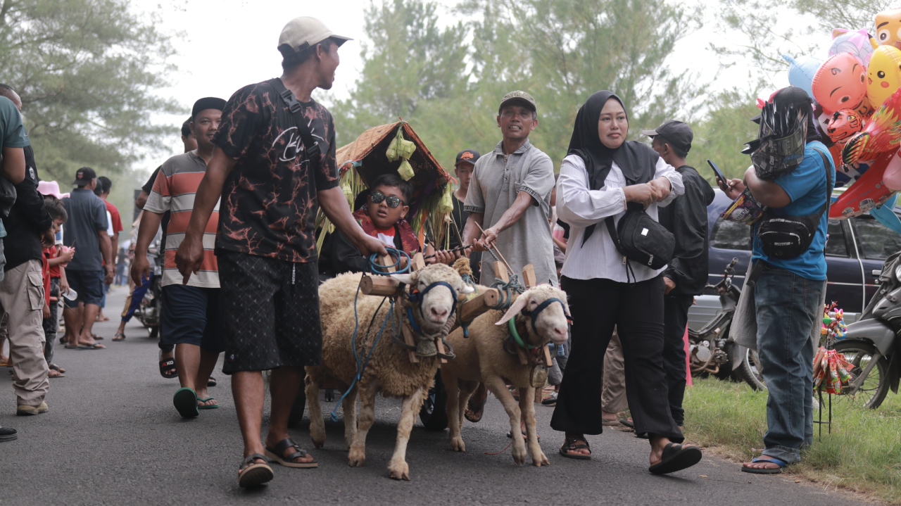 Arak-arakan Pegon Meriahkan Lebaran Ketupat di Pantai Watu Ulo Jember