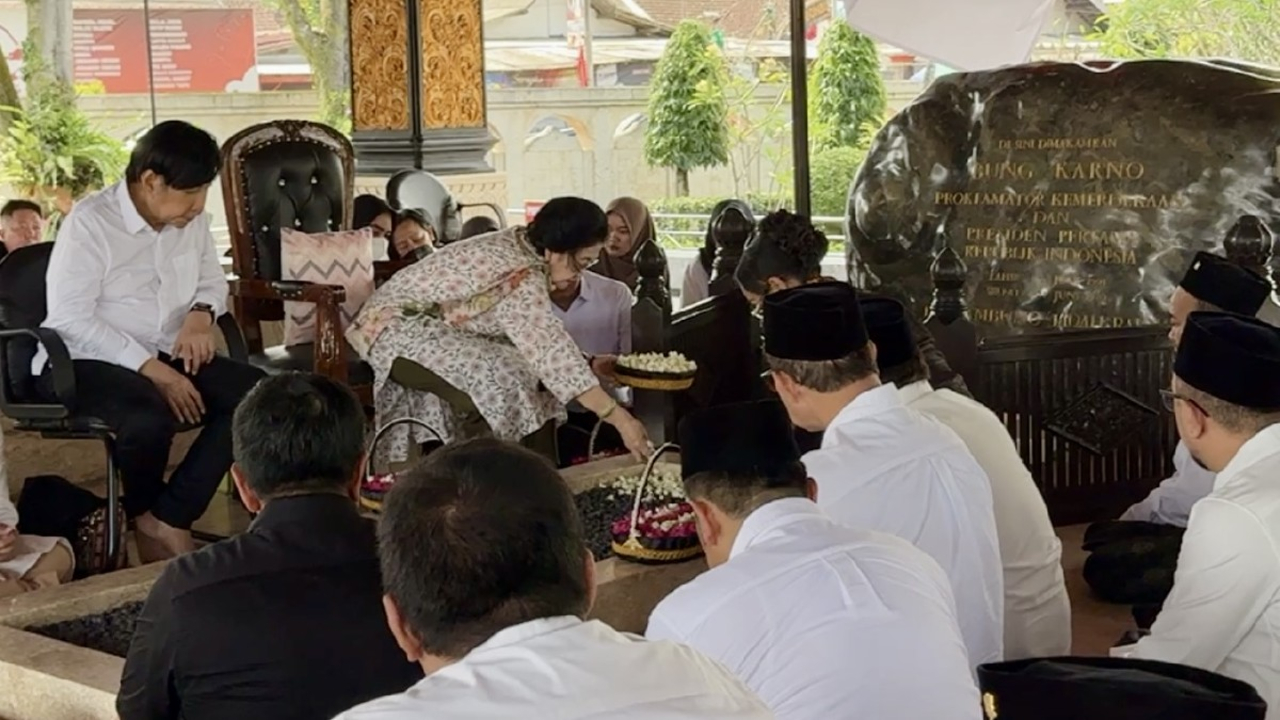 Ketua Umum PDI Perjuangan sekaligus Presiden ke-5 RI, Megawati Soekarnoputri, ziarah ke pusara ayahandanya, Soekarno, di Makam Bung Karno, Minggu (29/3/2026).