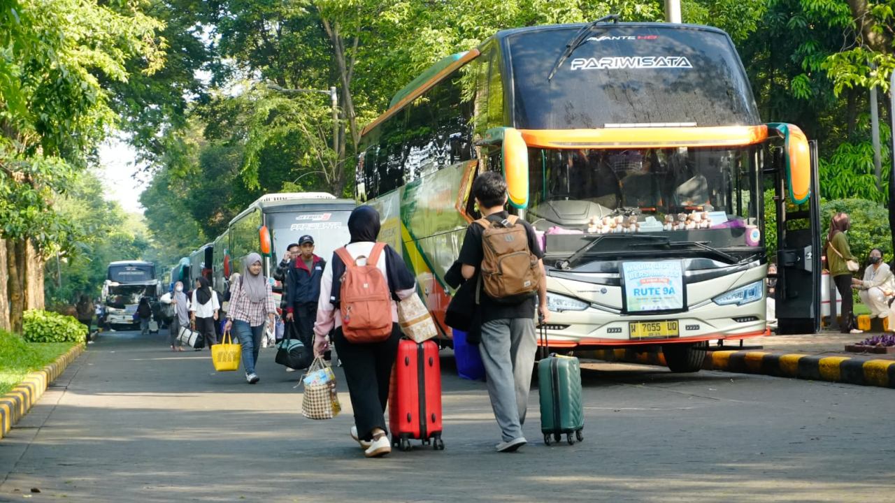Para peserta mudik Gratis bersama ITS berangkat menuju bus masing-masing tujuan, pada Sabtu (14/3/2026). (Foto: Humas ITS) 