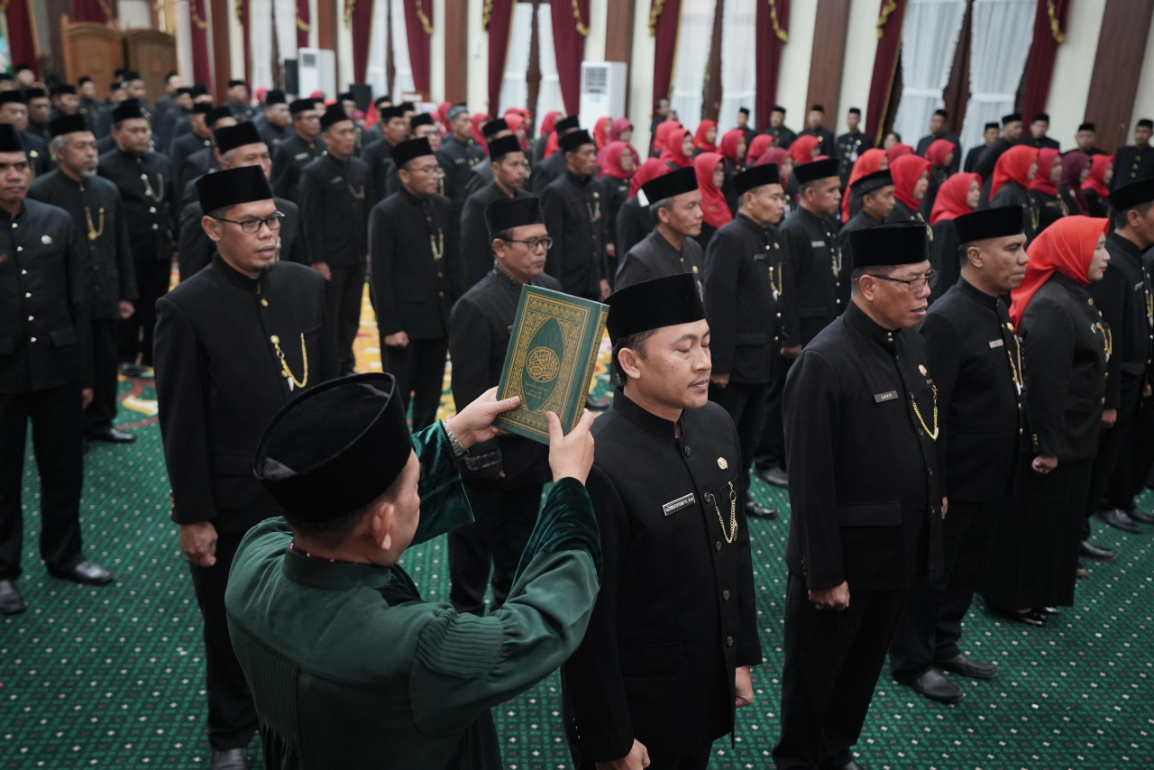 Gubernur Khofifah lantik 128 Kepala UPT Satuan Pendidikan di Gedung Negara Grahadi, Rabu (25/3/2026).
