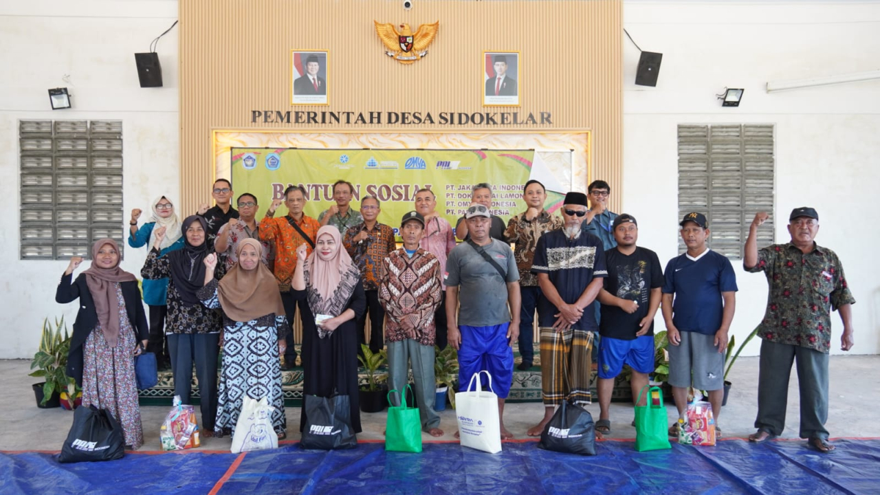 PT PAL Indonesia menyalurkan bantuan 840 paket sembako kepada masyarakat pesisir Desa Sidokelar. (Foto: Ist)