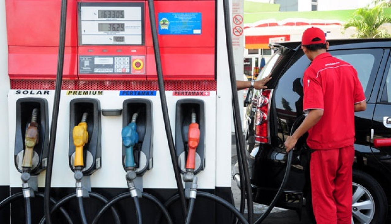 Petugas SPBU saat mengisi BBM