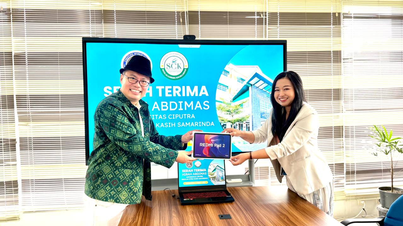 Tim Abdimas Universitas Ciputra saat menyerahkan prototipe digital sarpras kepada Sskolah Cita Kasih