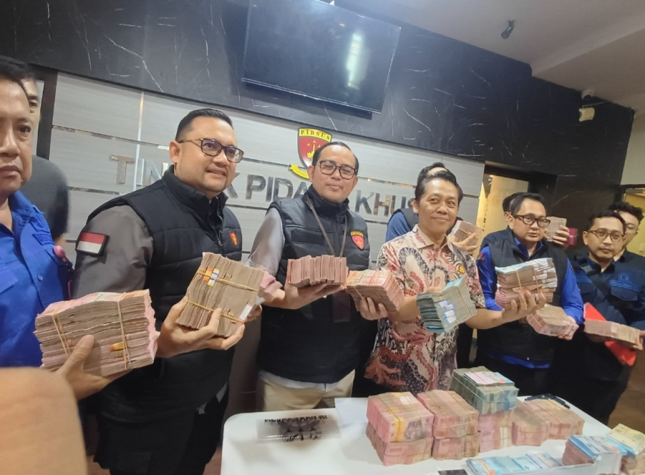 Kejati Jatim menyita uang total Rp2,36 miliar terkait dugaan korupsi perizinan di Dinas ESDM Jatim.