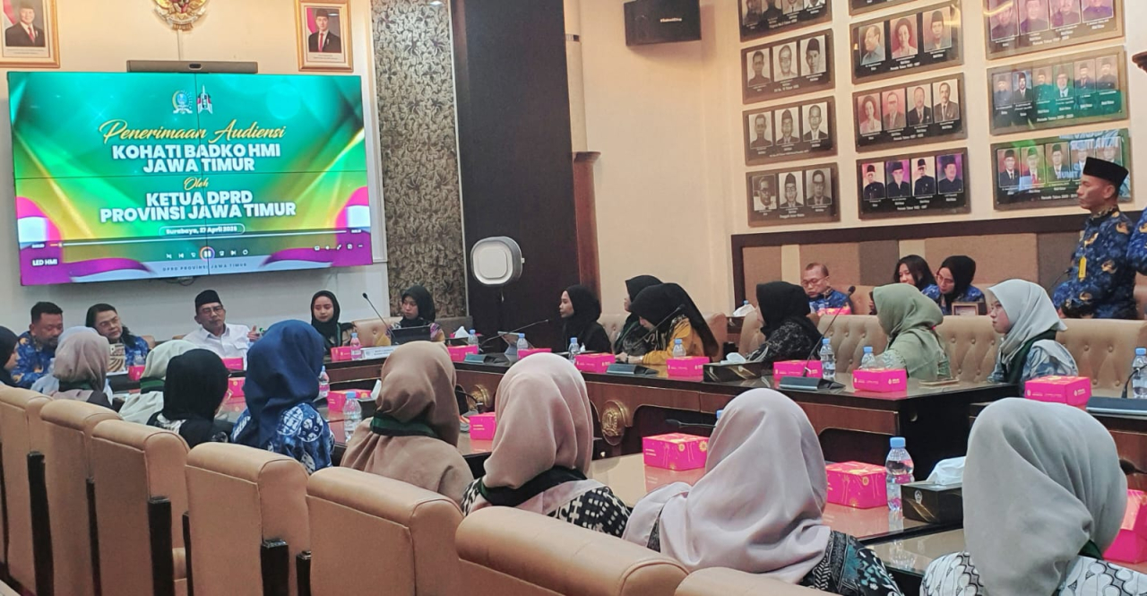 Ketua DPRD Jawa Timur, Musyafak Rouf, menerima audiensi Kohati Badko HMI Jawa Timur yang dipimpin Erika Shinta Pradevi di Ruang Banmus DPRD Jatim, Senin (27/4/2026). 