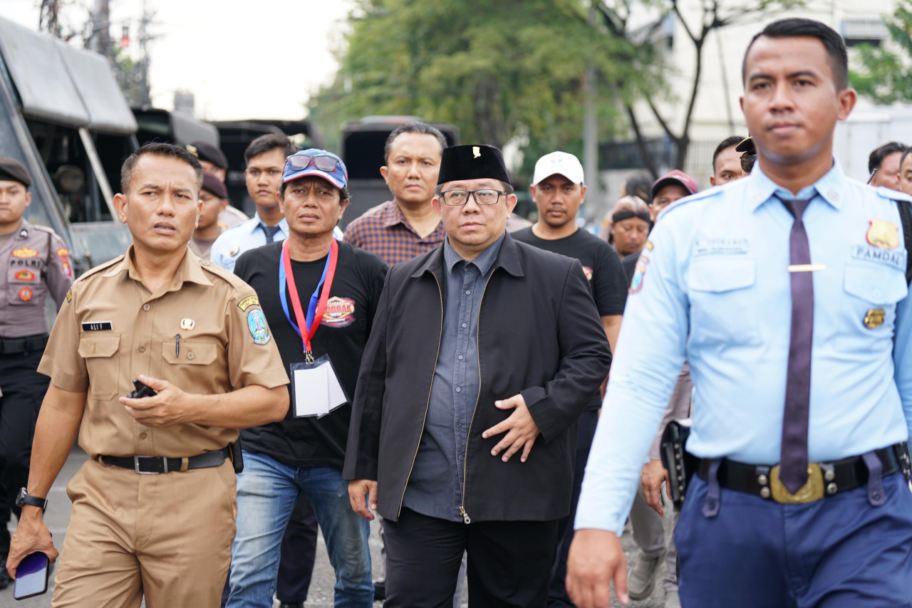 Perwakilan driver ojek online yang tergabung dalam Aliansi Dobrak menggelar aksi di depan Kantor DPRD Jawa Timur, Surabaya, Selasa (28/4/2026). (DPRD Jatim for Lingkaran.net)