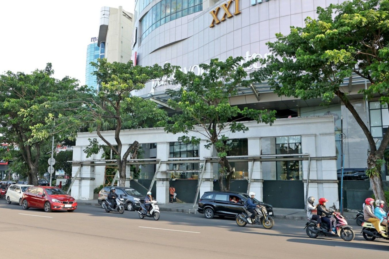 Pemerintah Kota (Pemkot) Surabaya segera melakukan pembongkaran bangunan fasad eks Toko Nam yang berada di sekitar Jalan Embong Malang.