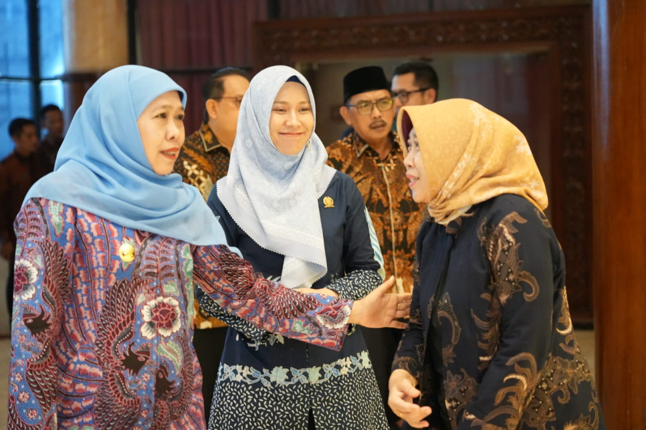 Gubernur Khofifah saat memasuki ruang rapat sidang Paripurna, Kamis (9/4/2026). (Foto Humas DPRD Jatim)