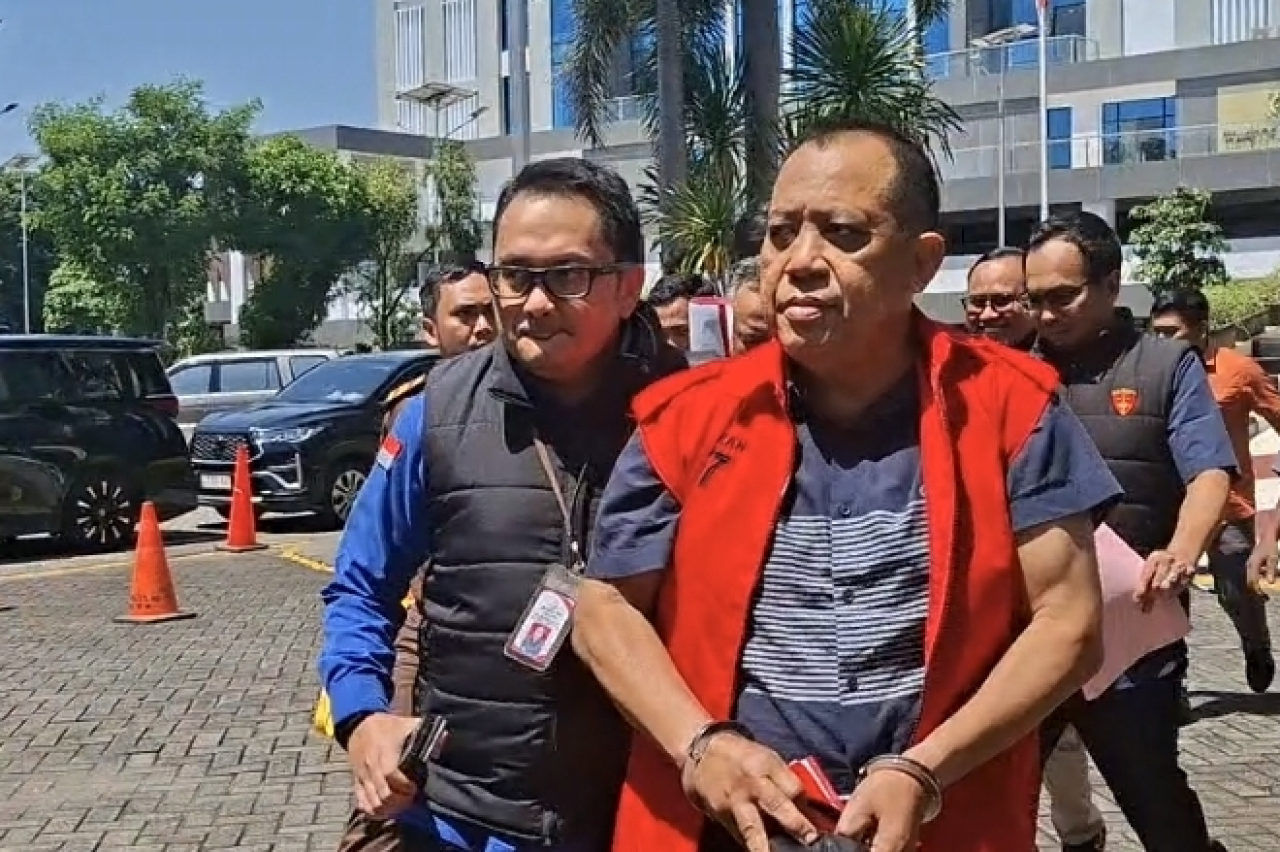 Kadis ESDM Jatim Aris Mukiyono ditetapkan tersangka