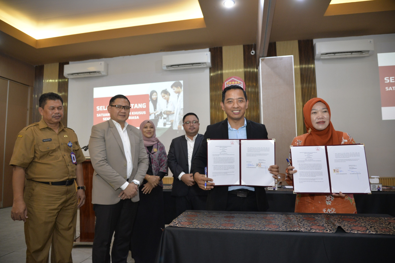 Kepala Dinas Pendidikan Jawa Timur, Aries Agung Paewai, menyaksikan penandatanganan MoU antara PT Indobismar dengan 137 SLB se-Jawa Timur di Surabaya, Senin (6/4/2026).