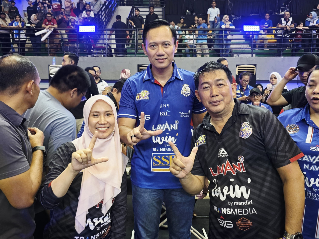 Wakil Ketua DPRD Jatim, Sri Wahyuni (kiri) bersama Agus Harimurti Yudhoyono (AHY) di GOR Amongrogo, Yogyakarta. (Sri Wahyuni for Lingkaran.net)