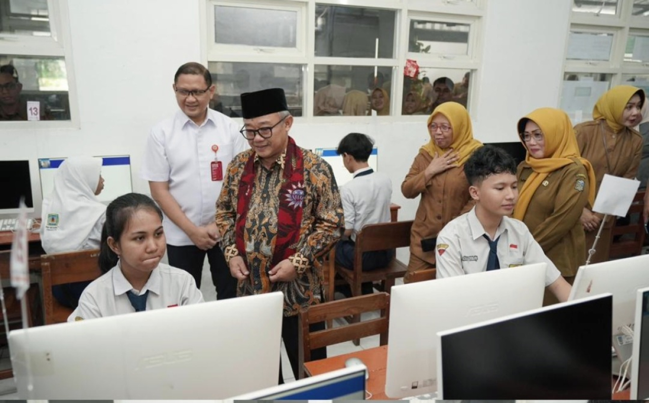 Mendikdasmen Abdul Mu'ti, meninjau langsung pelaksanaan Tes Kemampuan Akademik (TKA) di SMPN 1 Surabaya, Selasa (7/4/2026).
