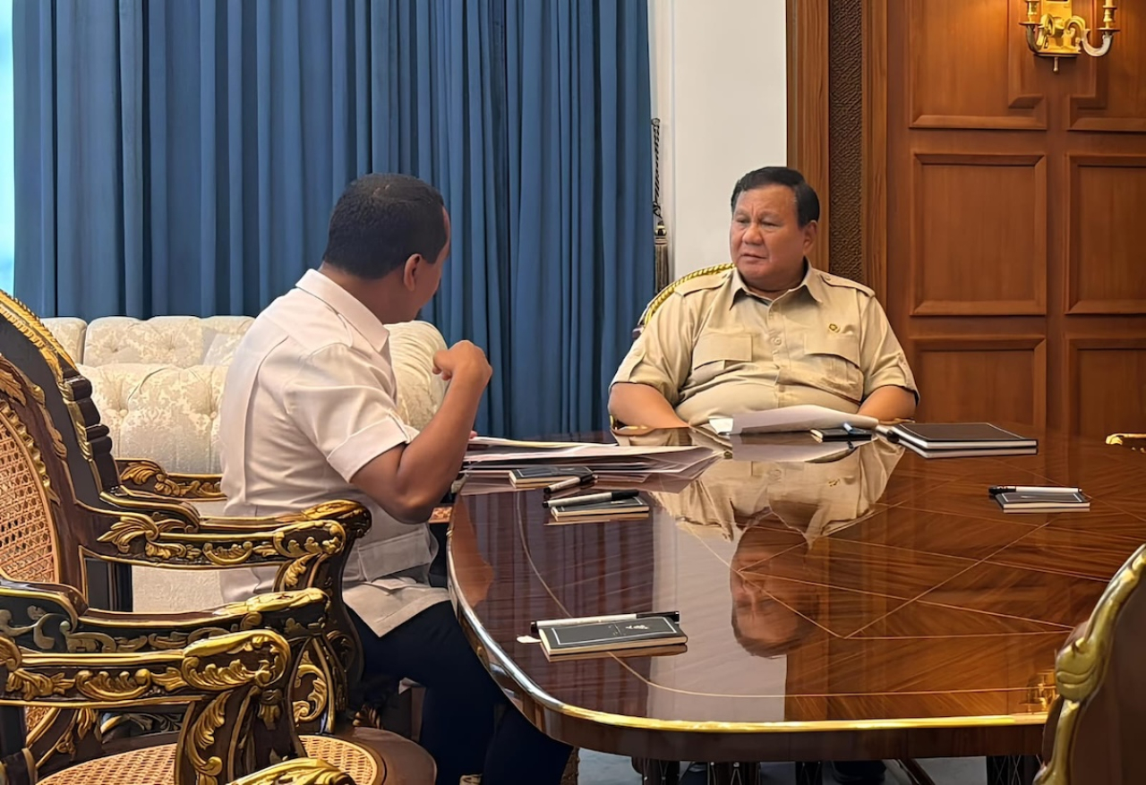 Menteri ESDM Bahlil Lahadalia menyampaikan laporan kepada Presiden Prabowo Subianto terkait penertiban izin usaha pertambangan (IUP) bermasalah di Istana Negara, Jakarta, Kamis (16/4/2026). (Foto Kementerian ESDM)