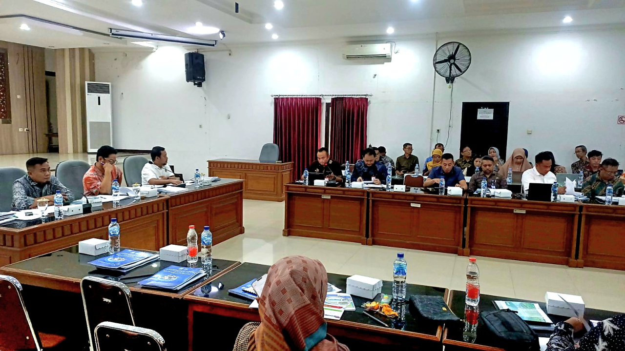 Rapat Pansus LKPj DPRD Jatim digelar di Bakorwil Madiun, Jumat (10/4/2026).