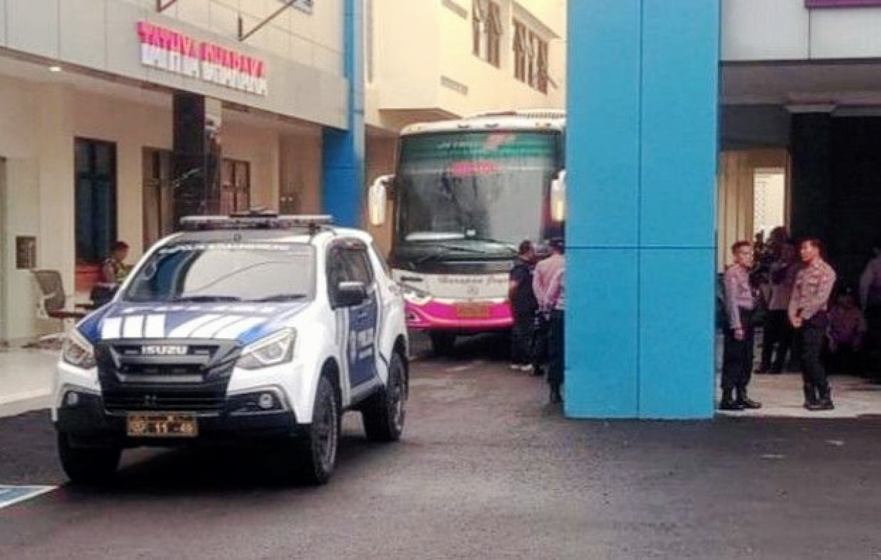 Rombongan pejabat Pemkab Tulungagung naiki Bus usai diperiksa KPK di Mapolres Tulungagung.