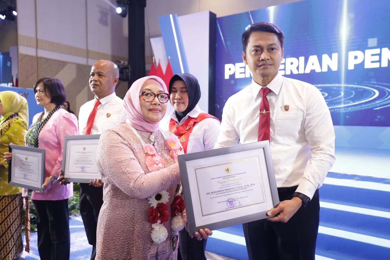 Menteri PPPA Arifah Fauzi menyerahkan penghargaan kepada Ditres PPA-PPO Polda Jawa Timur. (Polda Jatim for Lingkaran.net)