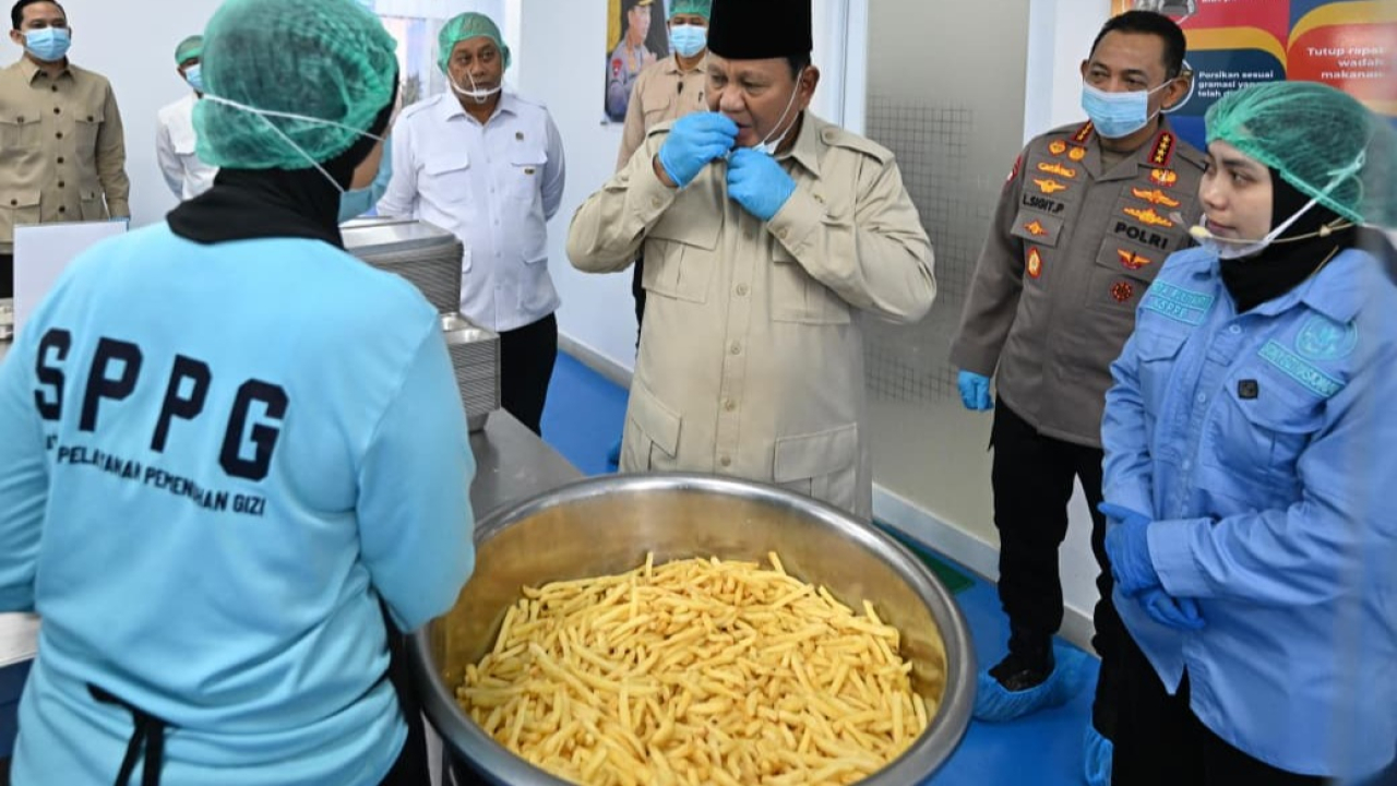 Presiden RI Prabowo Subianto saat meninjau SPPG Polri se-Indonesia di Palmerah, Jakarta, Jumat (13/2/2026).