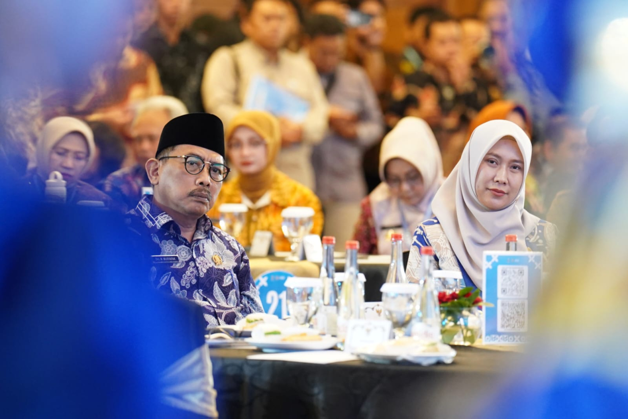 Wakil Ketua DPRD Jatim, Sri Wahyuni (kanan) saat mendampingi Ketua Musyafak Rouf di Musrenbang Jatim 2027.