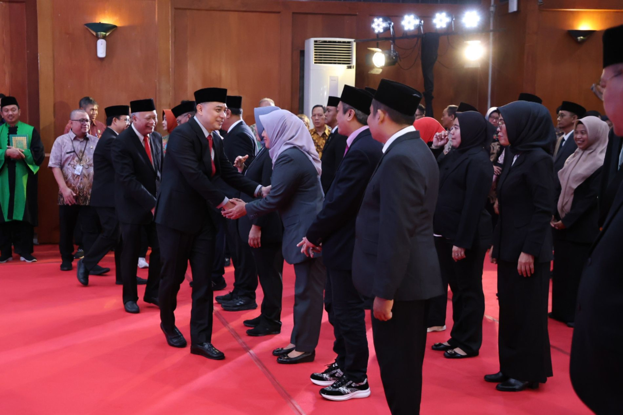 Eri Cahyadi memimpin pelantikan 78 pejabat Pemkot Surabaya di Graha Sawunggaling, Kamis (2/4/2026). (Foto Humas Pemkot Surabaya)