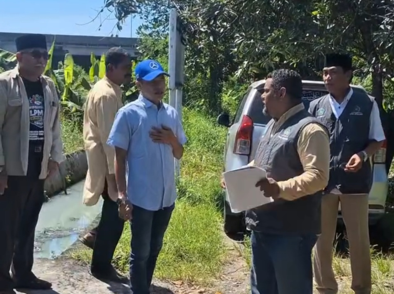Ketua Komisi A DPRD Jawa Timur, Dedi Irwansa (bertopi), meninjau lokasi rencana akses calon TPST di lahan TKD Kelurahan Bebekan, Kecamatan Taman, Sidoarjo, Rabu (6/5/2026).