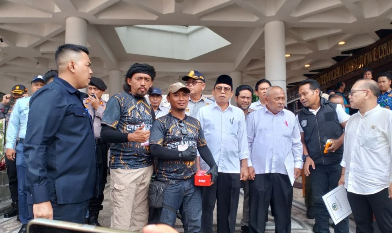 Ratusan pengemudi ojek dan taksi online yang tergabung dalam Aliansi Gerakan Rakyat Transportasi Online (Geranat’s) Jawa Timur menggelar aksi demonstrasi di depan Gedung DPRD Jawa Timur, Surabaya, Rabu (20/5/2026).