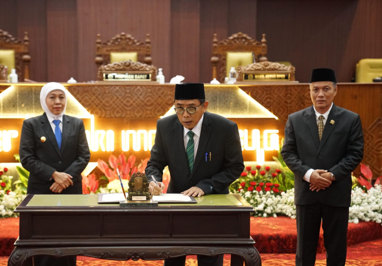 Ketua DPRD Jatim Musyafak Rouf menyerahkan dokumen rekomendasi DPRD atas LKPJ Gubernur Khofifah Tahun Anggaran 2025 usai Rapat Paripurna di Gedung DPRD Jatim, Rabu (13/5/2026). (Humas DPRD Jatim)