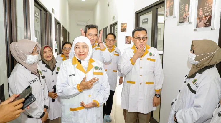 Gubernur Khofifah saat meninjau lokasi Instalasi Karantina Terpadu (Foto Humas Jatim)