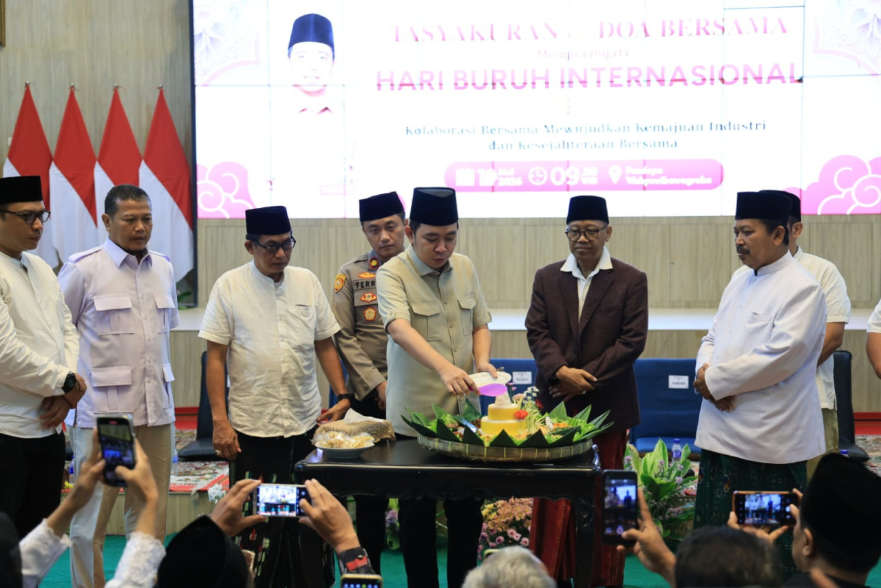 Bupati Jember Muhammad Fawait (Gus Fawait) menghadiri tasyakuran dan doa bersama dalam peringatan Hari Buruh Internasional (May Day) 2026 di Pendopo Wahyawibawagraha, Jember, Jumat (1/5/2026). (Diskominfo Jember)