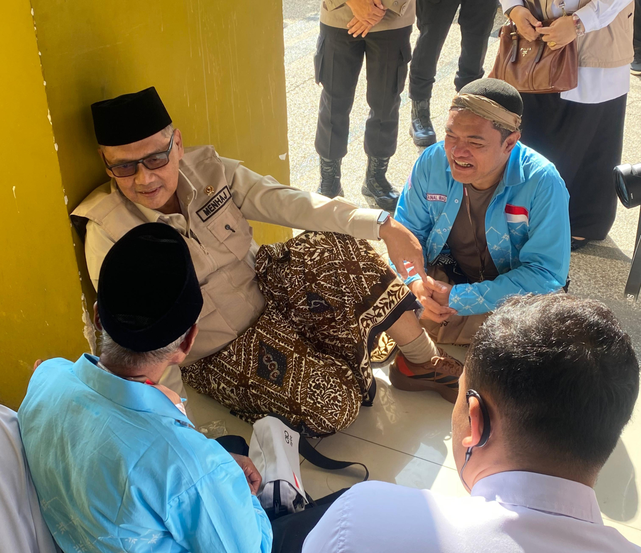 Gus Ulib mendampingi Menteri Haji dan Umrah Gus Irfan saat di Asrama Haji Surabaya.