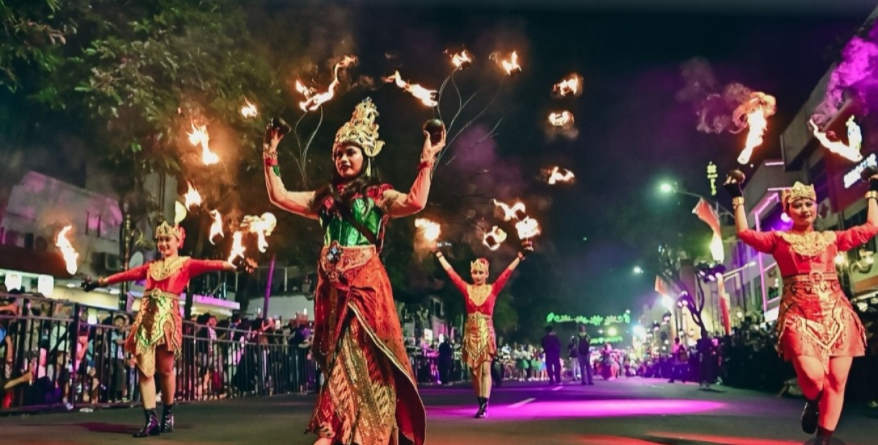 Ribuan warga memadati sepanjang rute Surabaya Vaganza 2026 bertema Festival of Lights: Garden of Hope di Kota Surabaya, Sabtu (16/5/2026) malam. (Humas Pemkot Surabaya)