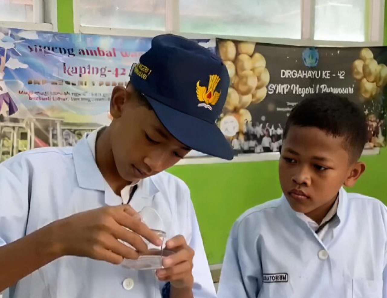 Dua siswa SMP Negeri 1 Purwosari, Bojonegoro, Alvin Putra Pratama dan M. Ridwan Firdaus menunjukkan hasil penelitian pemanfaatan limbah bonggol pisang sebagai kandidat agen kemopreventif alami pencegah kanker.