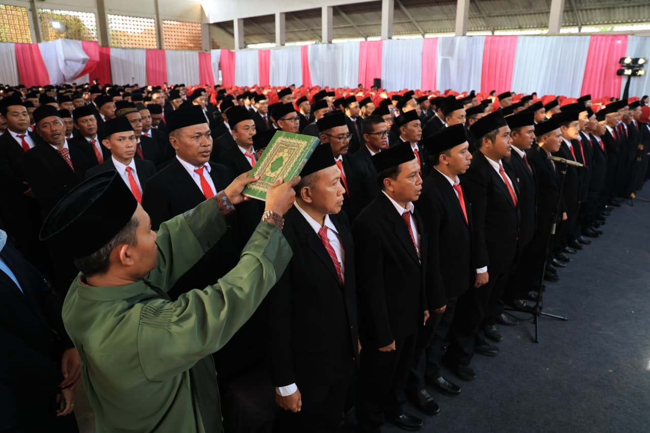 Bupati Jember Gus Fawait melantik 734 kepala sekolah SD dan SMP serta 43 pengawas dan penilik sekolah di Gedung Olahraga SMPN 7 Jember, Sabtu (23/5/2026).